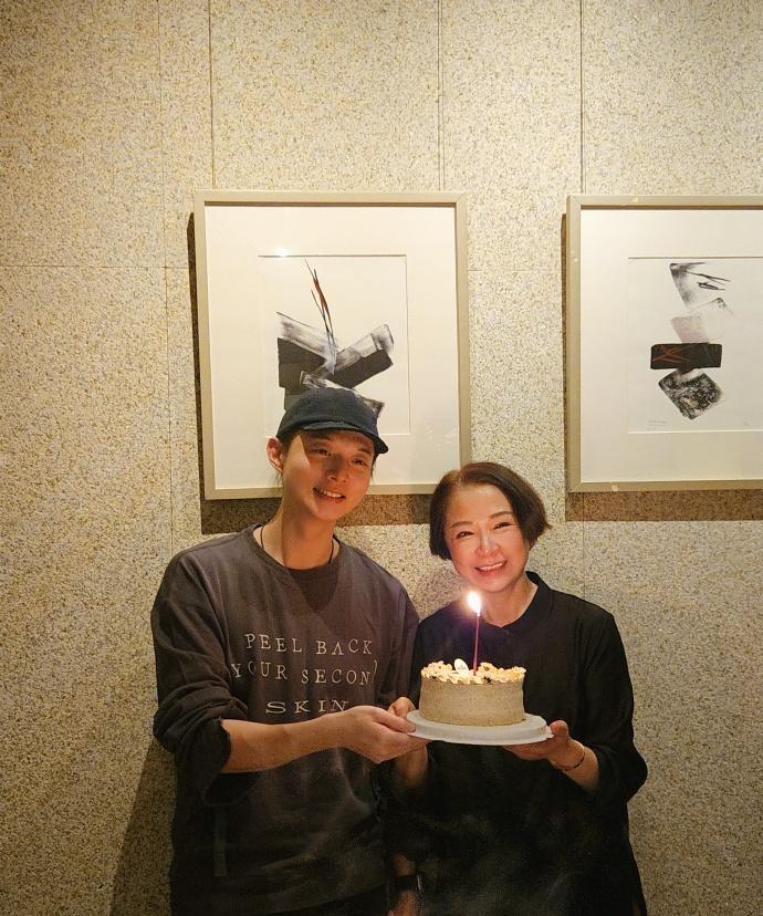 霍尊发文为母亲庆生，仲小萍手拿蛋糕微笑，跟前夫现任关系似闺蜜