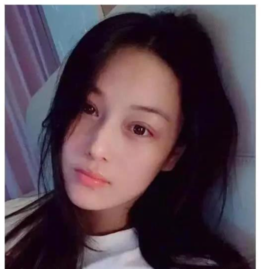 张馨予“素颜”真好看,肌肤水润细腻且光滑,难怪自用肥皂被追捧