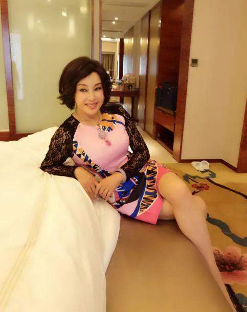 刘晓庆:一生有过7个男人,60岁再当新娘,如今被富豪丈夫宠成宝