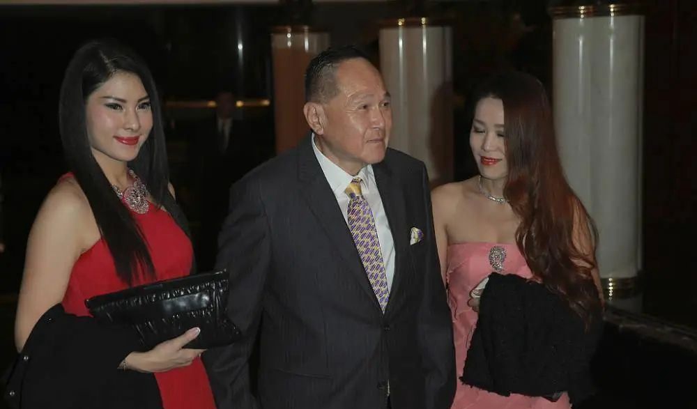 他年赚56亿花20亿泡妞,家中养着百位美女,晚年留给儿子26亿巨债!