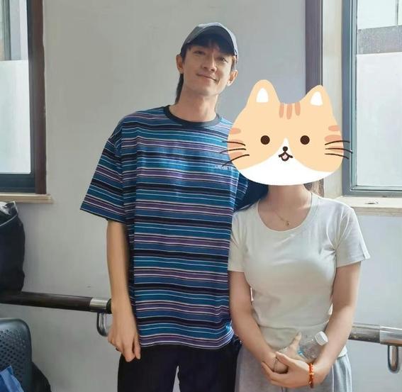 林更新上课被偶遇,学妹争相合影太欢乐,本人素颜出镜很帅气