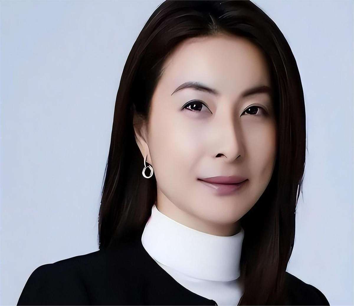 郭晶晶彻底摊牌不装了,特殊身份曝光,原来霍震霆当年没说错