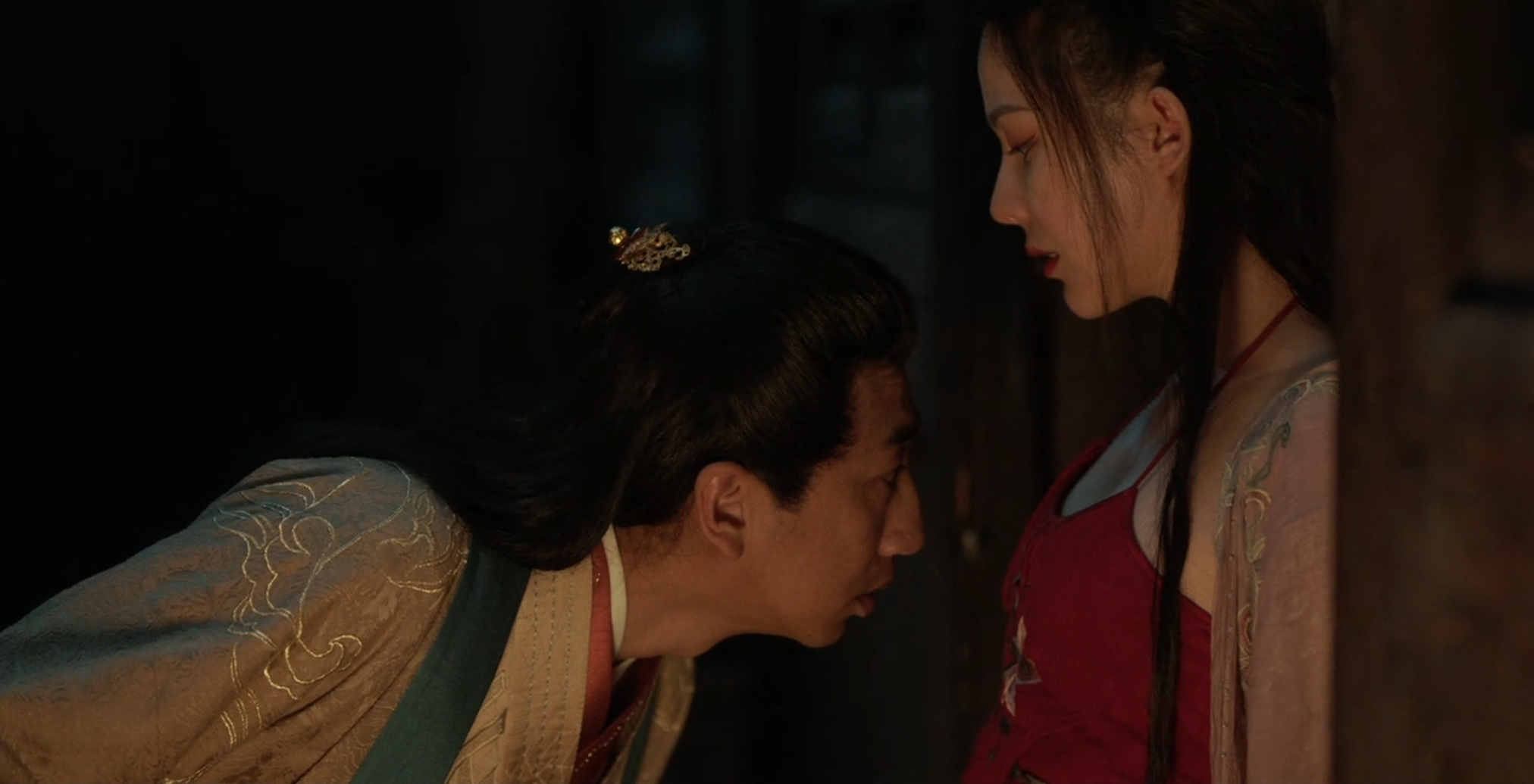 《蛇皮美人》首映,2小时冲上榜单第一,女演员身材成最大看点?