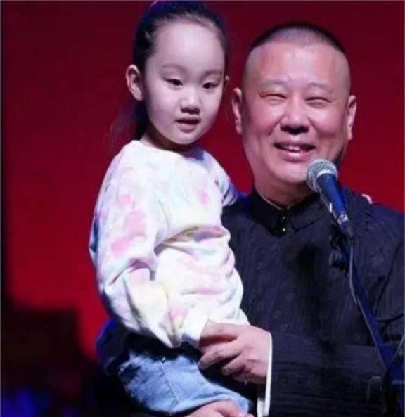 十多年过去了，那个说要帮侯耀文照顾女儿的郭德纲，履行承诺了吗