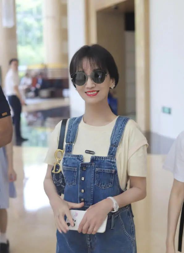 70岁赵雅芝的科技美容蜕变:吊带裙下的优雅与魅力!