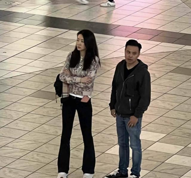 熊黛林晒旅行照,祖孙三代同游加拿大,富豪老公和丈母娘罕见同框