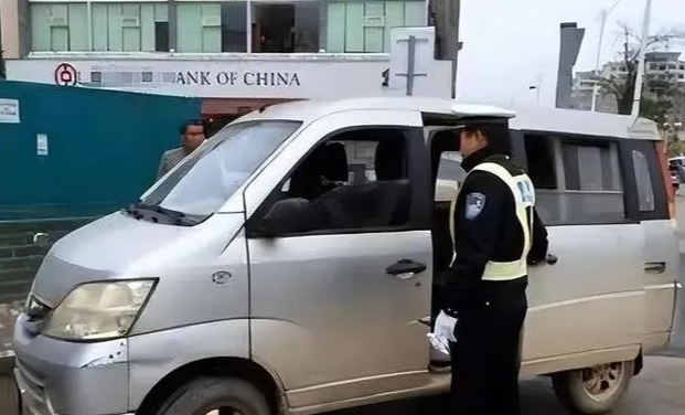 被开超速195km的罚单，车主怒问交警：这车能飙195车送你