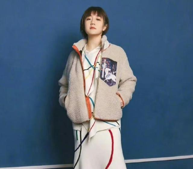 同样在进行时尚芭莎的拍摄,陈梦与孙颖莎对比后,看出了骨相天成