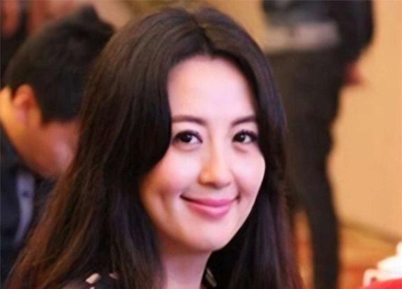 于和伟夫人宋林静：供老公上学，一心尽孝给婆家8个哥哥姐姐买房