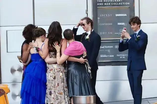 阿汤哥18岁女儿恋爱了！小情侣共赴毕业舞会，少年一头卷发好文艺