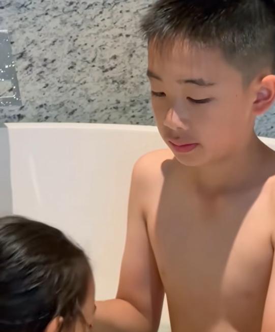 相比嗯哼的凸嘴