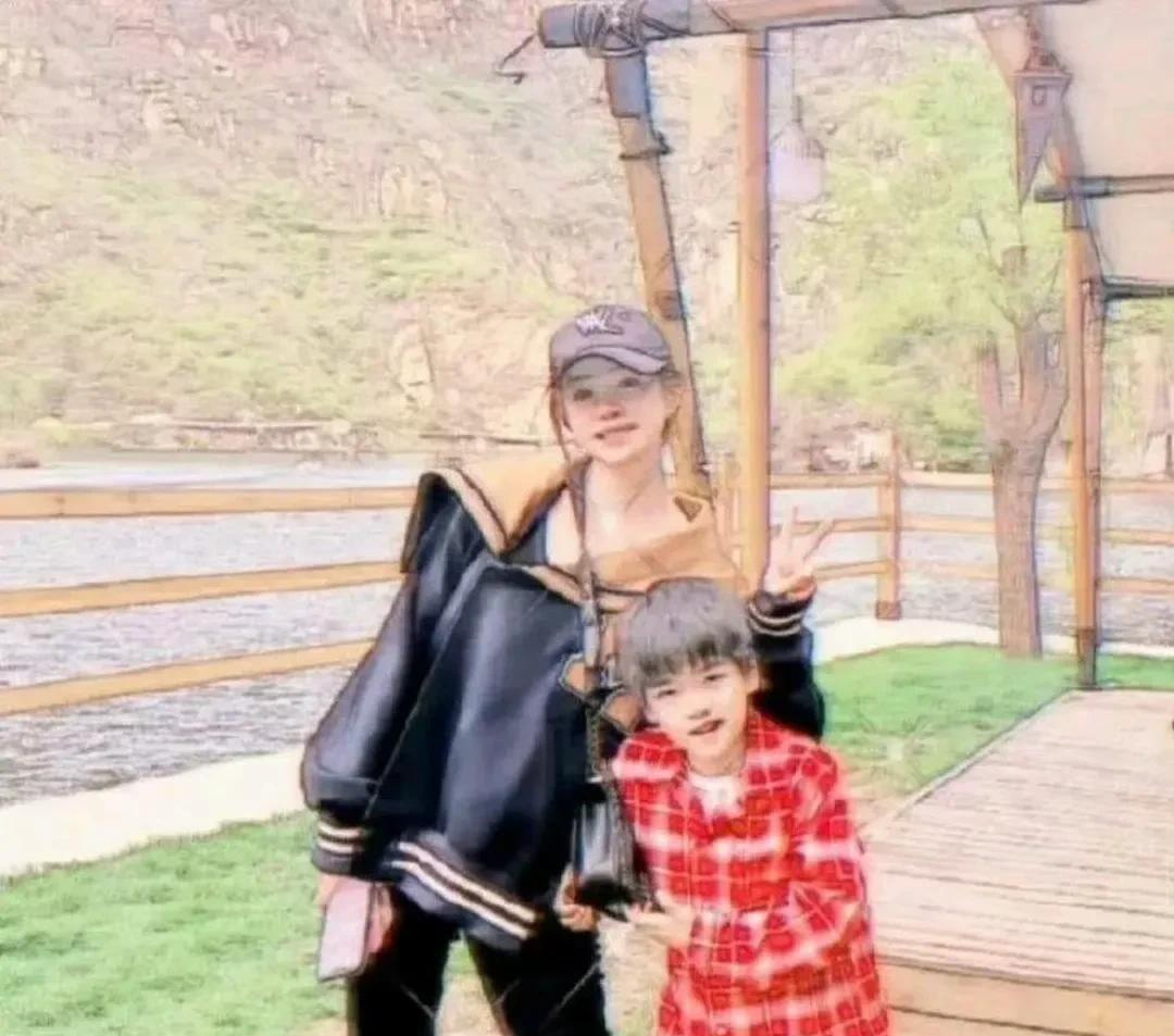 陈妍希晒8岁小星星近照，母子二人韩国旅行，陈晓依旧未现身