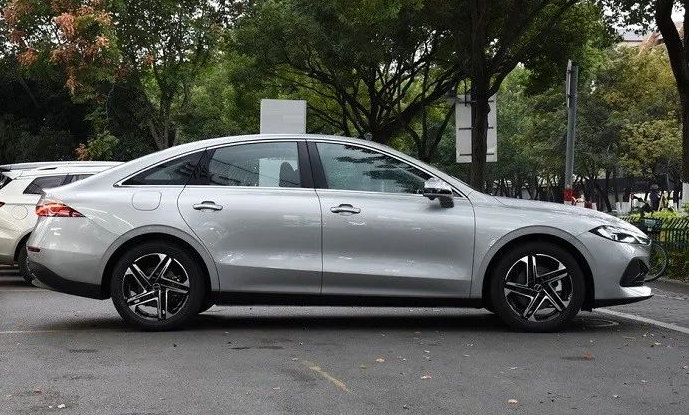 比亚迪秦L劲敌！续航2208km，8.98万，豪华中级车，破世界纪录