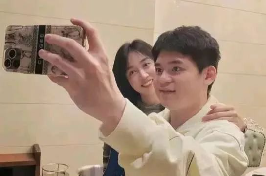 林诗栋与青梅竹马恋情风波，亲密身份被发