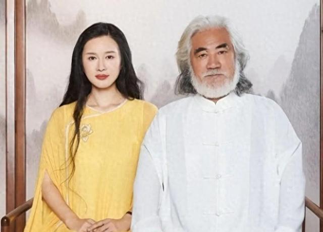 张纪中娇妻挺5个月孕肚出镜,鼻头变宽全身浮肿,网友:又是儿子