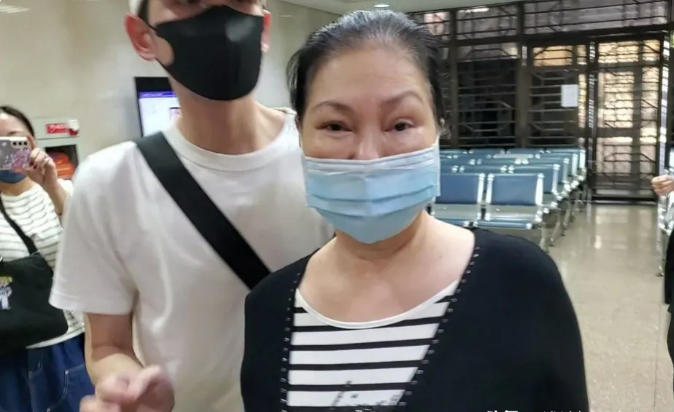 为女儿上庭作证,S妈面部浮肿走路蹒跚陌生男子陪伴,具俊晔玩消失