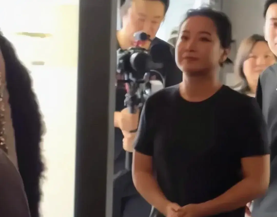 贾玲胖了?最新机场路透照,身材略浮肿?真实状态曝光,藏不住了