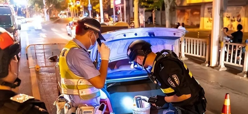 交警提醒：转向灯新规已开始施实，违章将被罚200扣1分