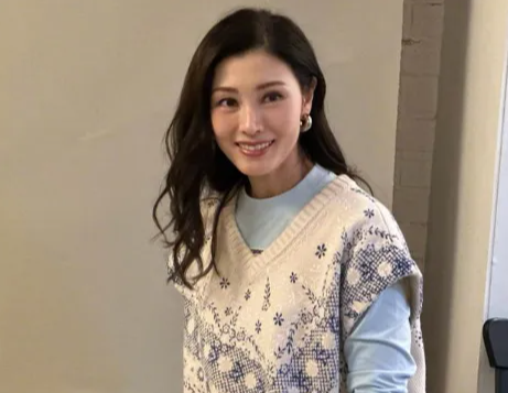 何超琼用一件紫色旗袍，彻底向外界证明，陈百强就是她的此生挚爱