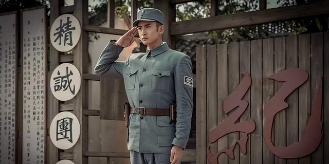 别再给军人这个职业抹黑了,这4位明星演军人看着难受,玩儿呢?