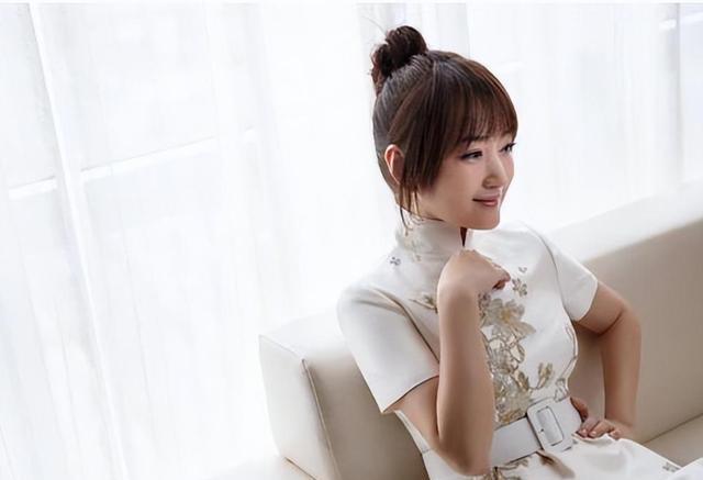 53岁杨钰莹在豪宅摘菜,村姑打扮难遮清纯美,条件好可惜不嫁人