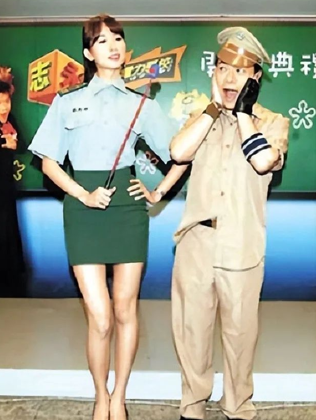 50岁林志玲晒亲子照,对着3岁儿子嘟嘴亲吻,脸蛋紧致身材依旧火辣