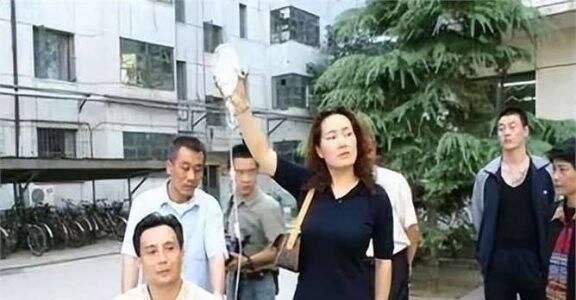 他被谢霆锋殴打成重伤,发妻6次流产绝情离开,今沦为卖卤肉谋生