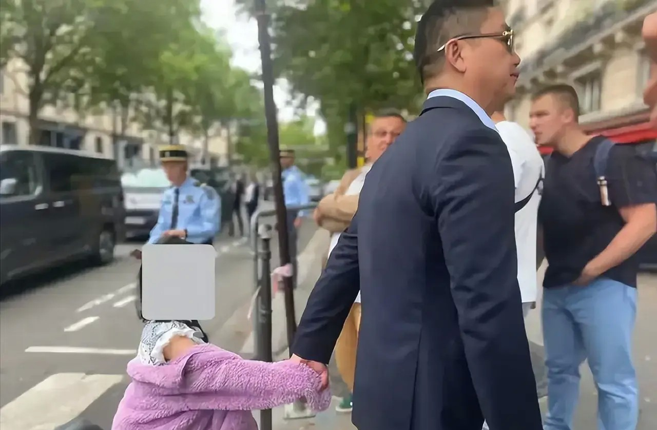 刘强东夫妇巴黎看奥运，章泽天穿着时尚似少女，8岁女儿首次露面