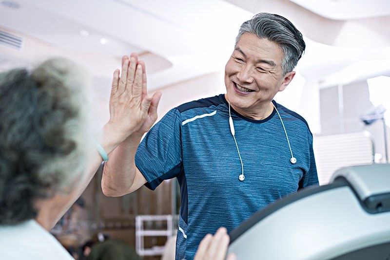 长期静养与每天锻炼的人，谁更长寿？调查36383名老人，给出