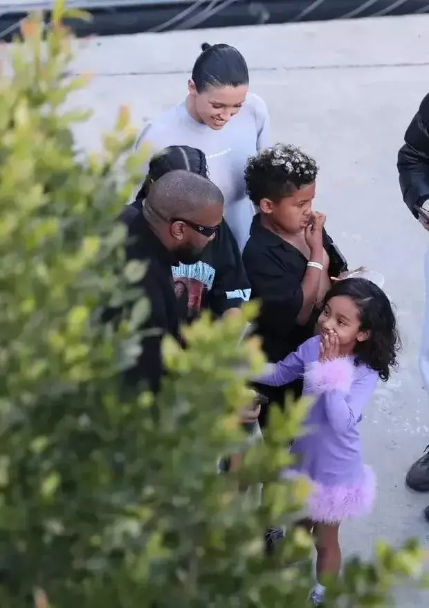 坎耶妻子听劝!全副武装连脚都没放过,后妈带4个孩子过复活节