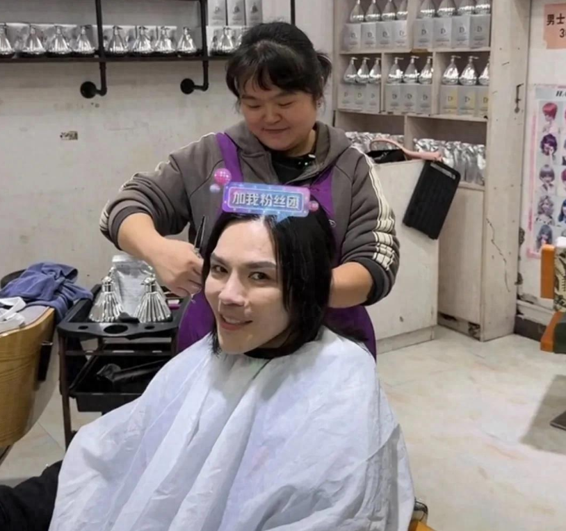 向佐找晓华理发,全程乱动不配合,中途还跑了,剪了一小时仍是长发