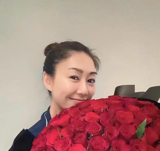 胡定欣单身8年，43岁生日半夜被敲门送玫瑰，曾与视帝相恋两年