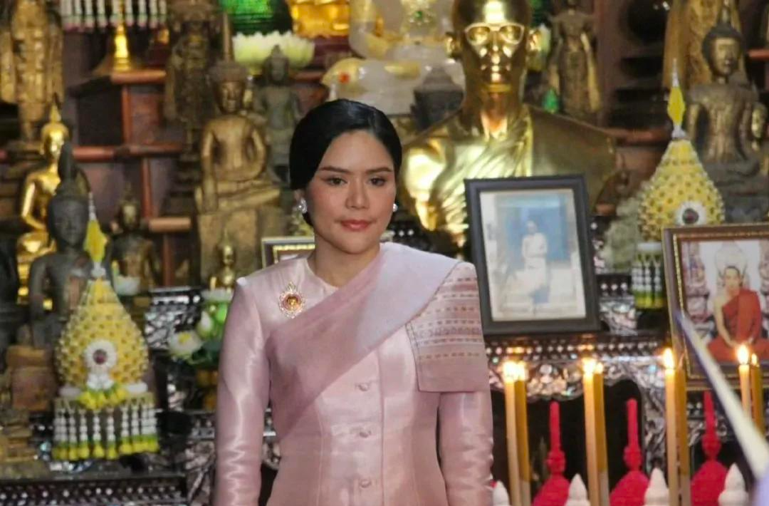 扶正新妃后，泰王陪苏提达穿情侣装看演唱会，王后踩10公分高跟鞋