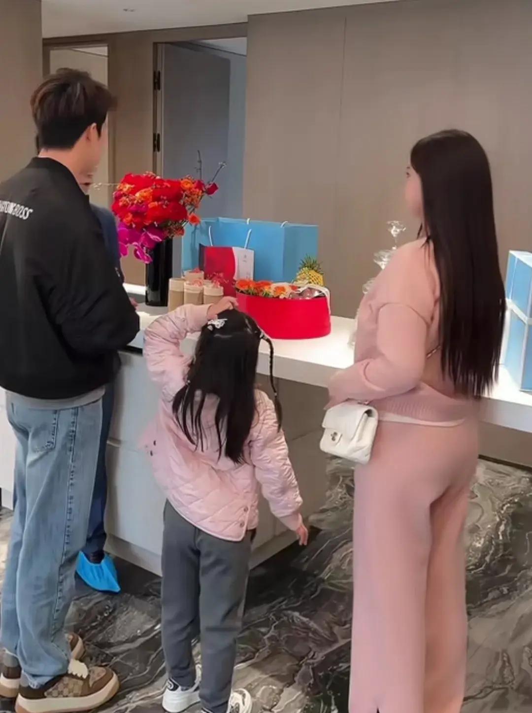 韩安冉新居杭州2000w大平层，宋浩然全家凑够首付，房本登记两人名字