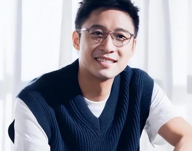 万万没想到，41岁的霍启山竟然以这种方式，成为了“全网焦点”！