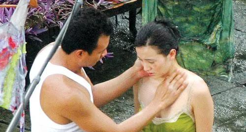 演员卢芳:喝酒拿下胡军,低调恩爱25年,不信丈夫有绯闻