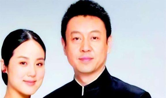 他是央视最帅男主持,三婚娶小10岁歌唱家,如今一家四口其乐融融