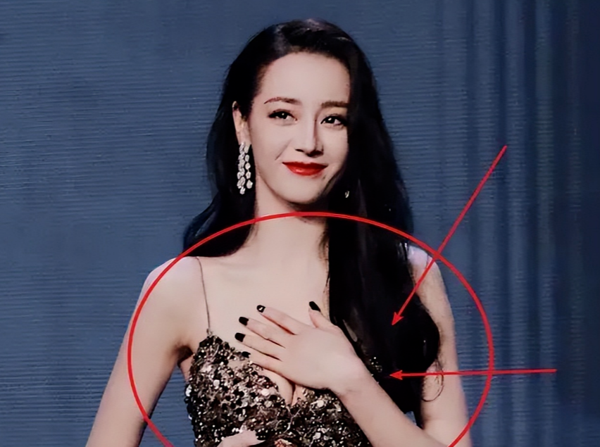 迪丽热巴被骂走哪捂哪太做作?看到她私下照片,终于理解她的难处了