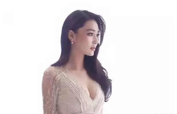 张馨予“素颜”真好看,肌肤水润细腻且光滑,难怪自用肥皂被追捧