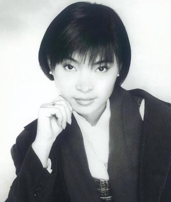 背叛丈夫跟医生相好,转移丈夫12 亿,靠一首歌在春晚爆红的她真狠