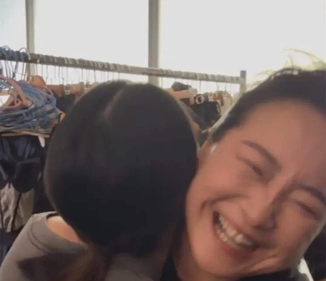 贾玲胖了?最新机场路透照,身材略浮肿?真实状态曝光,藏不住了