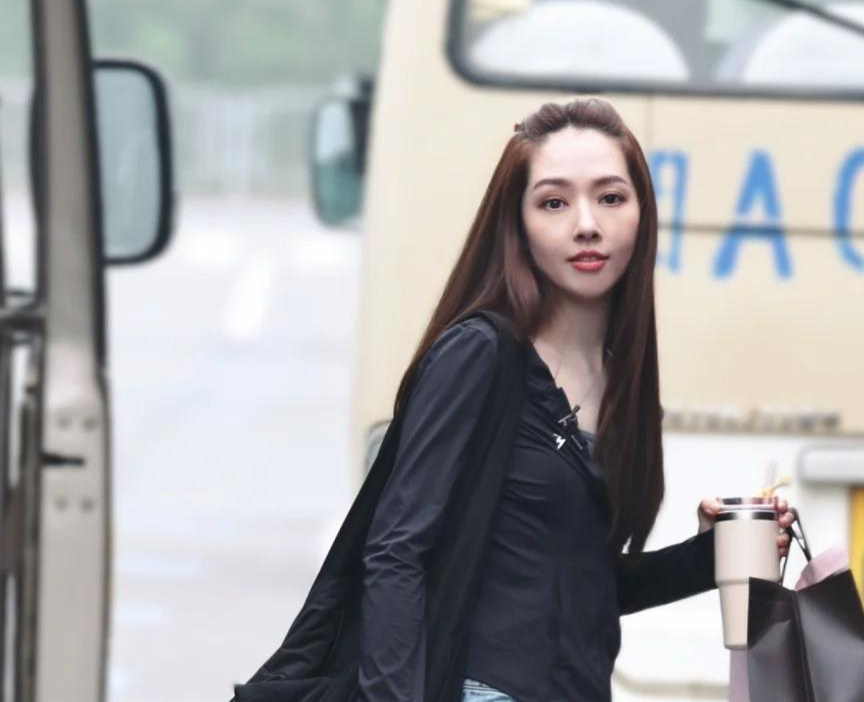 郭碧婷4.22上班路透，瘦了一圈，美得毫不费力，像漫画里的洋娃娃