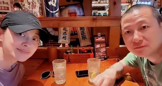 49岁梅婷逛街被偶遇，脚踝纤细真人太瘦，整个人薄薄的一片好少女