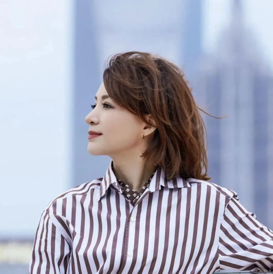 51岁董卿婚变后晒美照,穿搭时髦洗心革面,单身才自由!