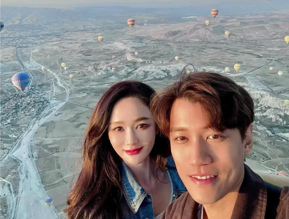 陈乔恩和老公晒照庆贺结婚2周年，两人愈来愈有夫妻相，融洽养眼