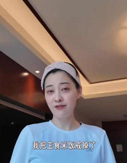 49岁梅婷逛街被偶遇，脚踝纤细真人太瘦，整个人薄薄的一片好少女