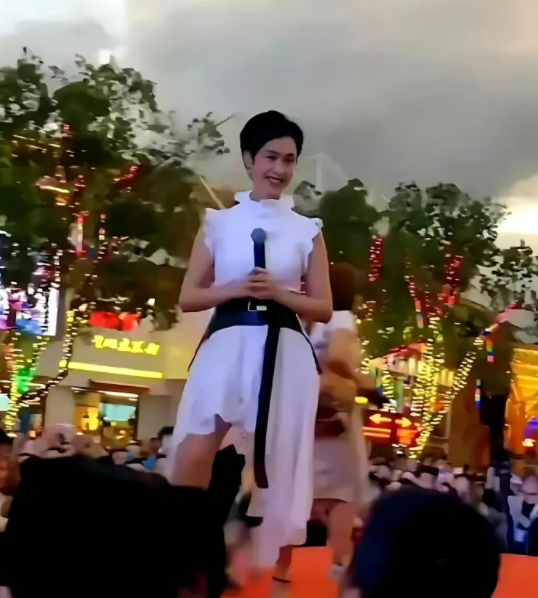 53岁朱茵街头主持被骂!网友:真缺钱么?这么大年纪还抛头露面