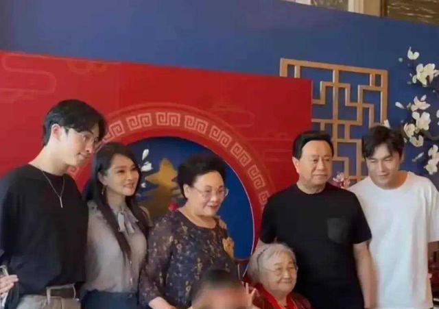 伊能静儿子走路姿势引争议,把生活当秀场背影很拽,但叫秦昊哥哥