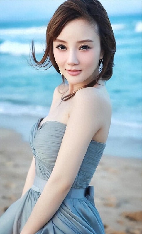 没想到,“做头发”事件才过去6年,李小璐就以“这种姿态”出现