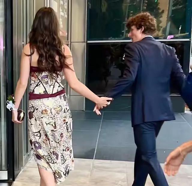 阿汤哥18岁女儿恋爱了！小情侣共赴毕业舞会，少年一头卷发好文艺